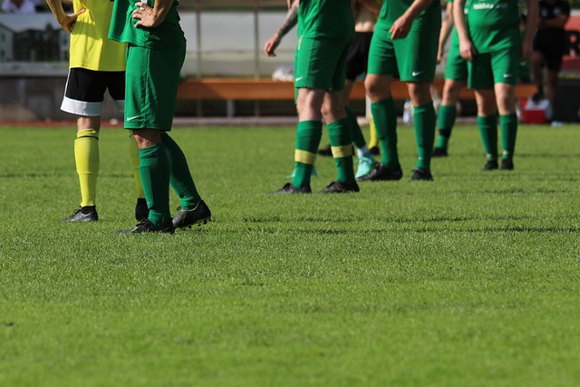 深圳马可波罗队篮球运动员进校园开展公益行活动.